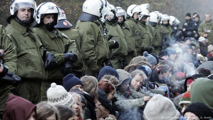 La police se tient derrière les manifestants bloquant les voies ferrées menant à Gorleben