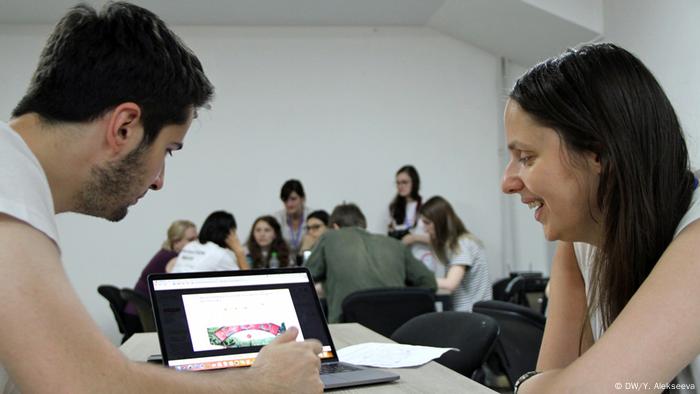 Choose your workshop trainers and mentors carefully. They should be experts in their specific fields and know how to lead and motivate groups. Go for diversity when picking your trainers and mentors: find, for example, male and female experts and those from different age groups. (DW/Y. Alekseeva)