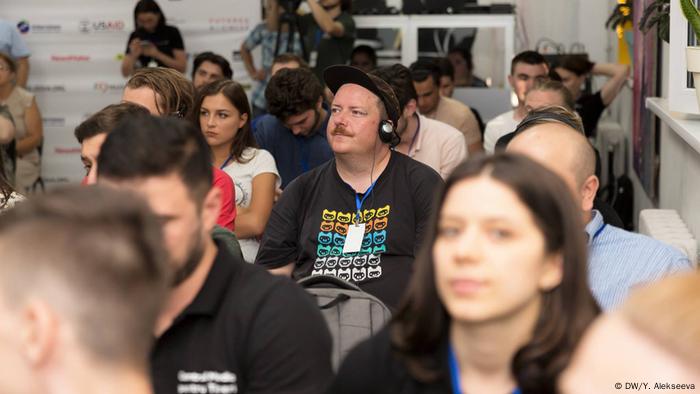 Make sure accompanying workshops last no longer than 45 to 90 minutes. And know that two workshops per day are enough – the biggest asset of a hackathon is time for the working sessions. (DW/Y. Alekseeva)