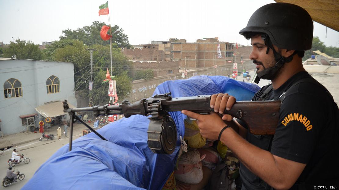 خیبر پختونخوا میں ایک سکیورٹی اہلکار ڈیوٹی پر تعینات (فائل فوٹو) خیبر پختونخوا میں ایک سکیورٹی اہلکار ڈیوٹی پر تعینات (فائل فوٹو)