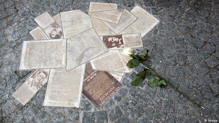Gedenkstätte Weiße Rose an der LMU Ludwig Maximilian Universität in München In das Pflaster eingela (Imago)