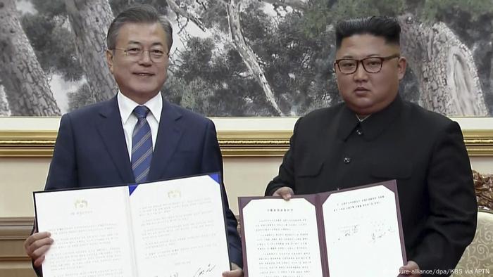 Nordkorea Moon Jae In, Präsident Südkorea & Kim Jong Un in Pjöngjang (picture-alliance/dpa/KBS via APTN)