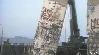 Dizalica ruši Berlinski zid