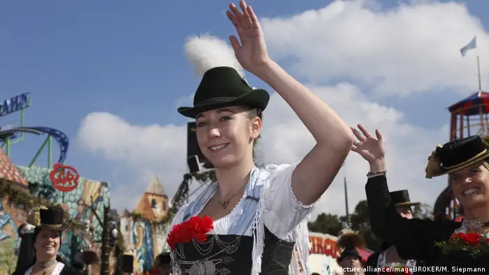 Junge Frau in Chiemgauer Gebirgstracht beim Trachtenumzug auf dem Oktoberfest 