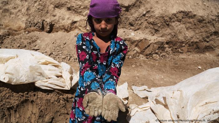 Bildergalerie Weltkindertag Ziegelfabrik in Kabul (picture-alliance/Photoshot/Xinhua/R. Alizadah)