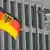 Флаг Германии около здания МВД ФРГ в Берлине