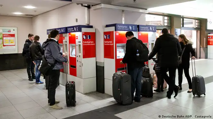 People buying train tickets at vending machines (Deutsche Bahn AG/P. Castagnola)