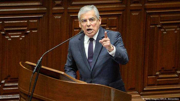 Peru Lima - Cesar Villanueva spricht im Parlament (Getty Images/AFP/E. Benavides)