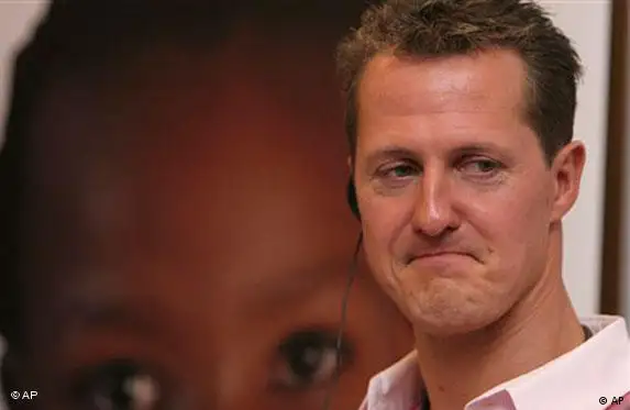 Michael Schumacher mit skeptischem Gesichtsausdruck. Foto: AP