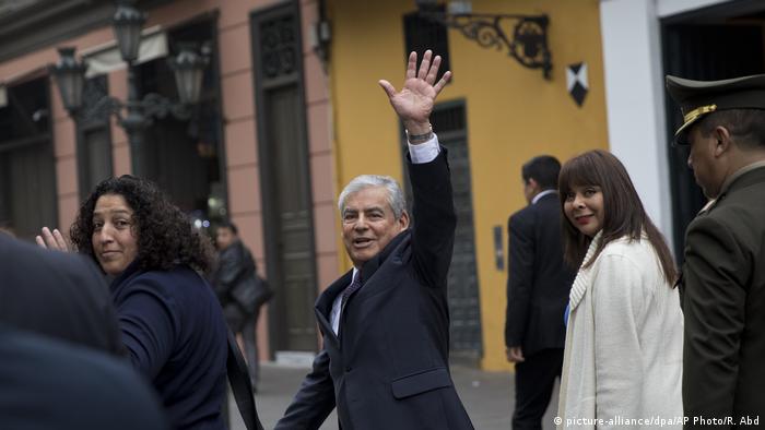 Peru | Premierminister Cesar Villanueva in Lima (picture-alliance/dpa/AP Photo/R. Abd)