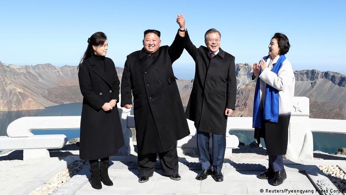 Nordkorea Kim Jong Un und Moon Jae In auf dem Gipfel des Mt. Paektu (Reuters/Pyeongyang Press Corps)