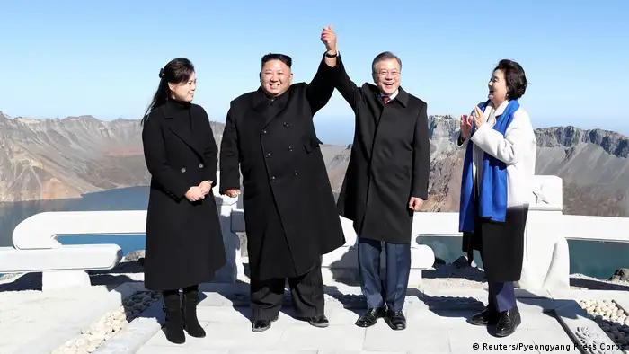 Nordkorea Kim Jong Un und Moon Jae In auf dem Gipfel des Mt. Paektu