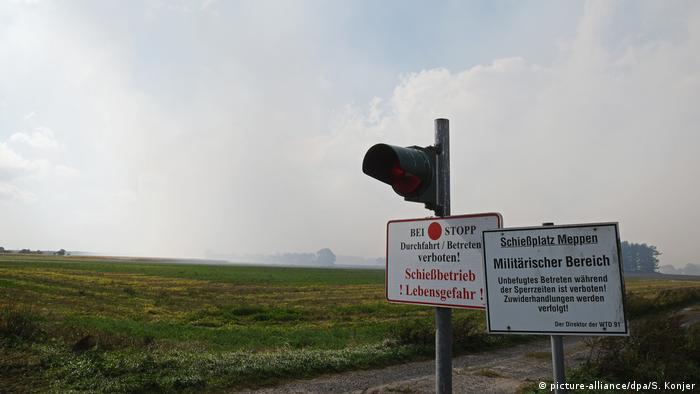 Signs indicating military territory (picture-alliance/dpa/S. Konjer)