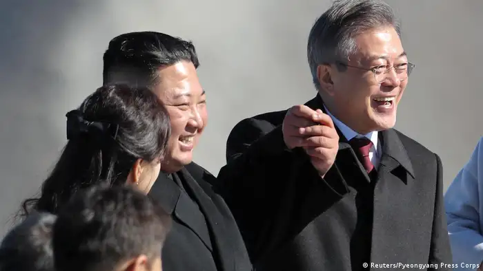 Nordkorea Kim Jong Un und Moon Jae In auf dem Gipfel des Mt. Paektu