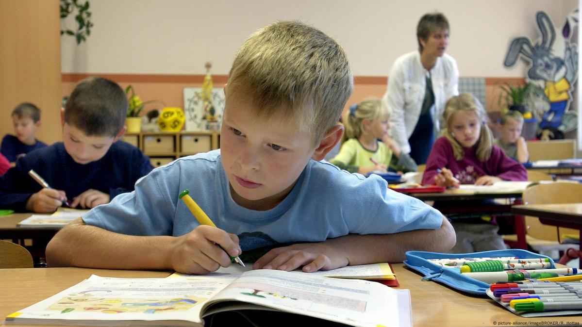 Обучение с шести лет. Родители в школе Германии. Учеба в школе – серьезный труд.. Германия школа прогулы. Какие предметы в Германии в школе преподают