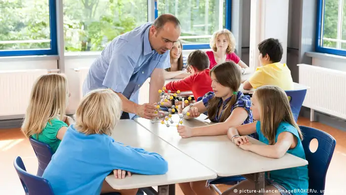 Ein Lehrer zeigt Schülern ein Atommodell (picture-alliance/imageBROKER/u. umstätter)