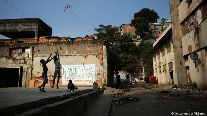 Crianças brincam em favela