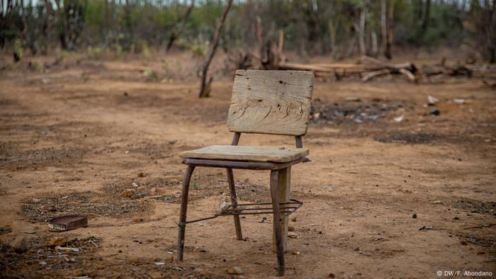 La Guajira es víctima de múltiples casos de corrupción. A pesar de que el gobierno central destina 213.000 millones de pesos para la atención sanitaria y alimentaria de los niños, el dinero parece no llegar a las comunidades más afectadas. 