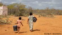Weltkindertag / Kindersterblichkeit wegen Unterernährung / Die seit Monaten nicht überwundene Hungerkrise im kolumbianischen La Guajira im äußersten Nordosten Kolumbiens hat auch im laufenden Jahr wieder vielen Kindern der Wayuu-Indígenas das Leben gekostet. 2018 seien bereits 16 indigene Minderjährige an den Folgen von Unterernährung gestorben, schlug Kolumbiens Menschenrechtsombudsmann Carlos Alfonso Negret am Dienstag, den 3. April 2018, in einem Schreiben an die Regierung Alarm.
Foto Copyright: Felipe Abondano / DW
