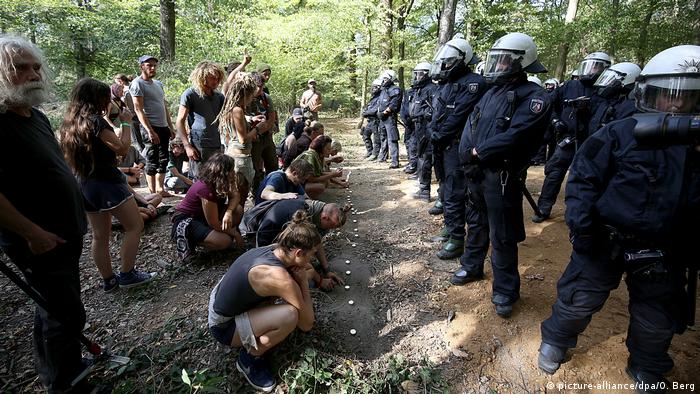 Activists confront police in Hambach Forest (picture-alliance/dpa/O. Berg)