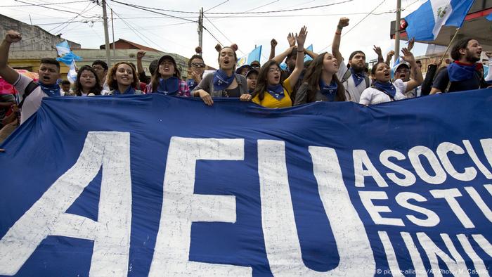 Guatemala Protest gegen Jimmy Morales (picture-alliance/AP Photo/M. Castillo)