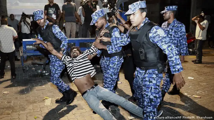 Malediven Polizisten verhaften Demonstranten (picture-alliance/AP Photo/M. Sharuhaan)