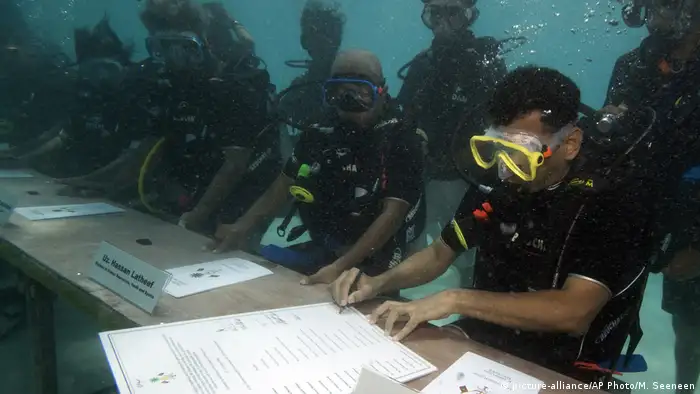 Malediven Kabinettssitzung unter Wasser (picture-alliance/AP Photo/M. Seeneen)
