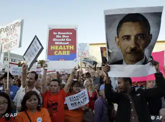 美国医改反对者举着变得很苍老的奥巴马像示威