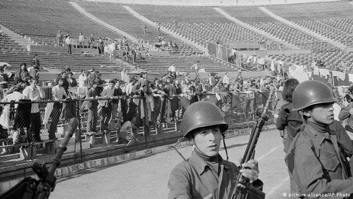 Personas detenidas ilegalmente por el ejército y la policía durante el golpe militar en Chile, en el Estadio Nacional de Santiago. (Septiembre de 1973).