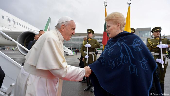 El papa Francisco llegó este sábado a Vilna, para su recorrido por los países Bálticos que concluirá el próximo de 25 septiembre, y su primer acto oficial será la reunión con la presidenta lituana, Dalia Grybauskaite. 22.09.2018