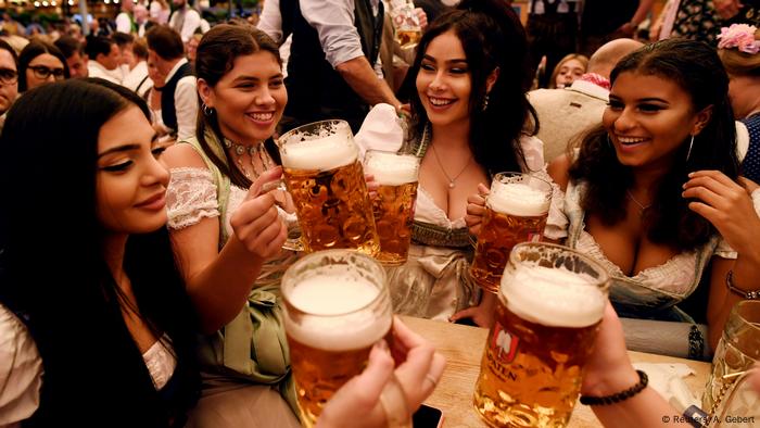 Los fanáticos de la cerveza ya viven su cita cumbre del año: en Múnich fue inaugurada la célebre Oktoberfest, la mayor fiesta popular del mundo, cuando el alcalde de la ciudad abrió el primer barril de cerveza. 22.09.2018