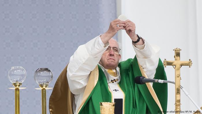 La petición del Papa intuye las grandes dificultades para lograr la canonización de un religioso como Romero, cuya misión por los pobres generó un fuerte rechazo en las más altas esferas de la jerarquía católica.
