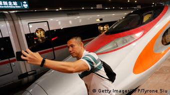 Селфи на фоне высокоскоростного поезда в Китае