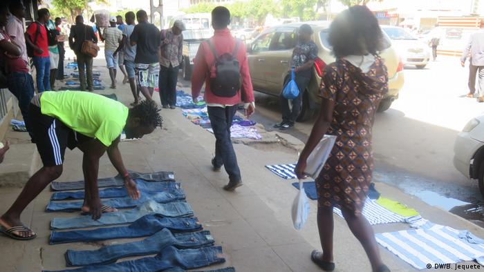 Mosambik Chimoio Straßenhändler (DW/B. Jequete)