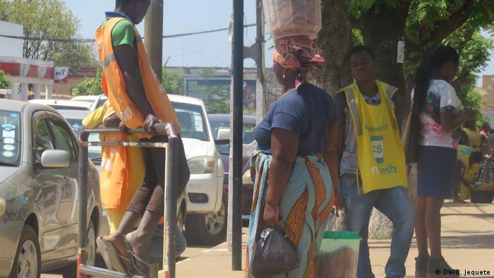 Mosambik Straßenhändler in Chimoio (DW/B. Jequete)