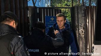 Навального встречают полицейские