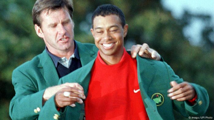 Nick Faldo hands the green jacket to Tiger Woods (Imago/UPI Photo)