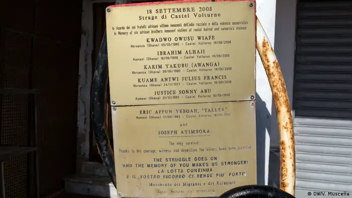 A plaque commemorates migrants killed by a local mafia in Castel Volturno, Italy (DW/V. Muscella)