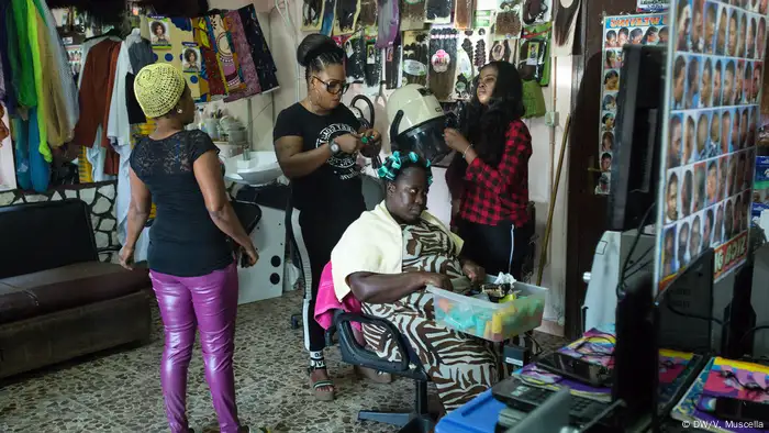 An African hair salon in Castel Volturno, Italy (DW/V. Muscella)