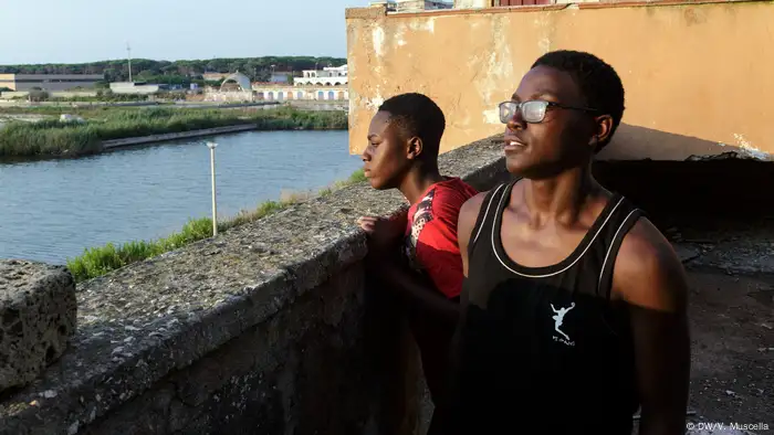 Two teenagers gaze at the sea, Castel Volturno, Italy (DW/V. Muscella)