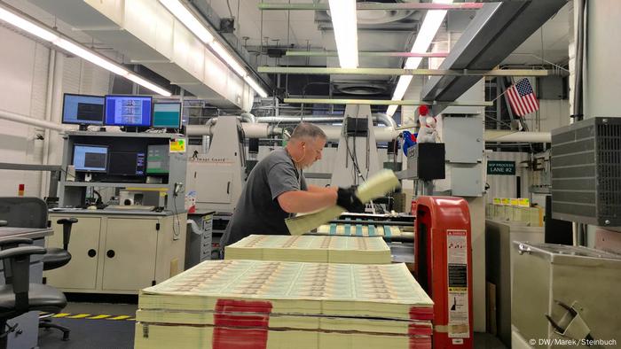 Trabalhador imprime cédulas na Casa da Moeda dos EUA