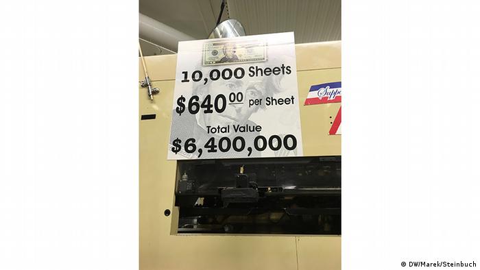 در چاپخانه دلار از جمله ۲۰ دلاری چاپ می‌شود. از هر برگ کاغذ ۳۲ قطعه اسکناس ۲۰ دلاری تولید می‌شود. بدین ترتیب از ۱۰ هزار برگ بزرگ کاغذ اسکناس، شش میلیون و ۴۰۰ هزار دلار پول تولید می‌شود.
