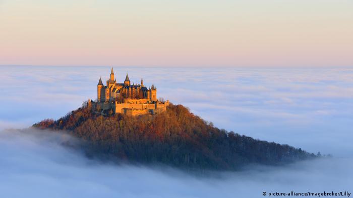 Deutschhland Burg Hohenzollern im Morgenlicht (picture-alliance/imagebroker/Lilly)