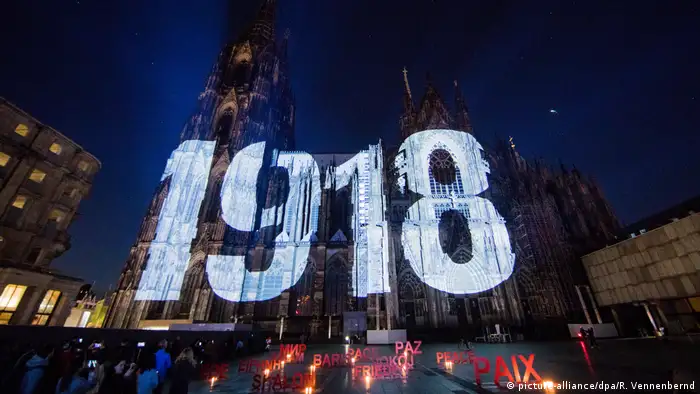 Catedral de Colonia iluminada con la fecha 1918.