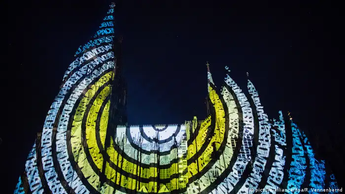 La catedral de Colonia iluminada con círculos de colores.