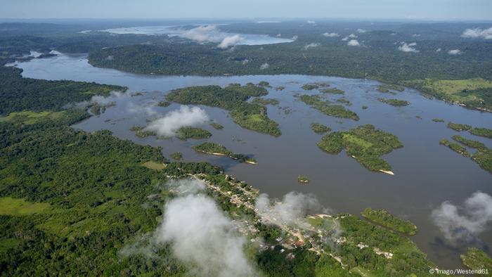 Vista área del río Tapajos en el estado de Pará, Brasil. 