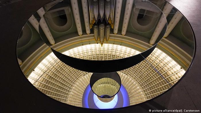 Installation von Rebecca Horn in der St. Hedwigs-Kathedrale in Berlin. (picture-alliance/dpa/J. Carstensen)