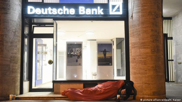 Deutschland Köln Obdachloser schläft vor Bankfililale 