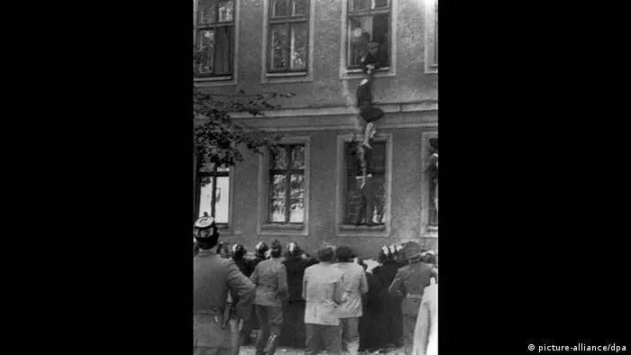 Eine Frau flüchtet durch ein Fenster nach West-Berlin (picture-alliance/dpa)