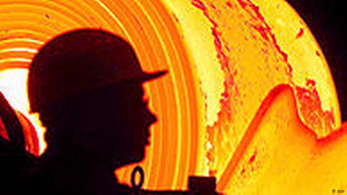 Hombre trabajando en la industria del acero.